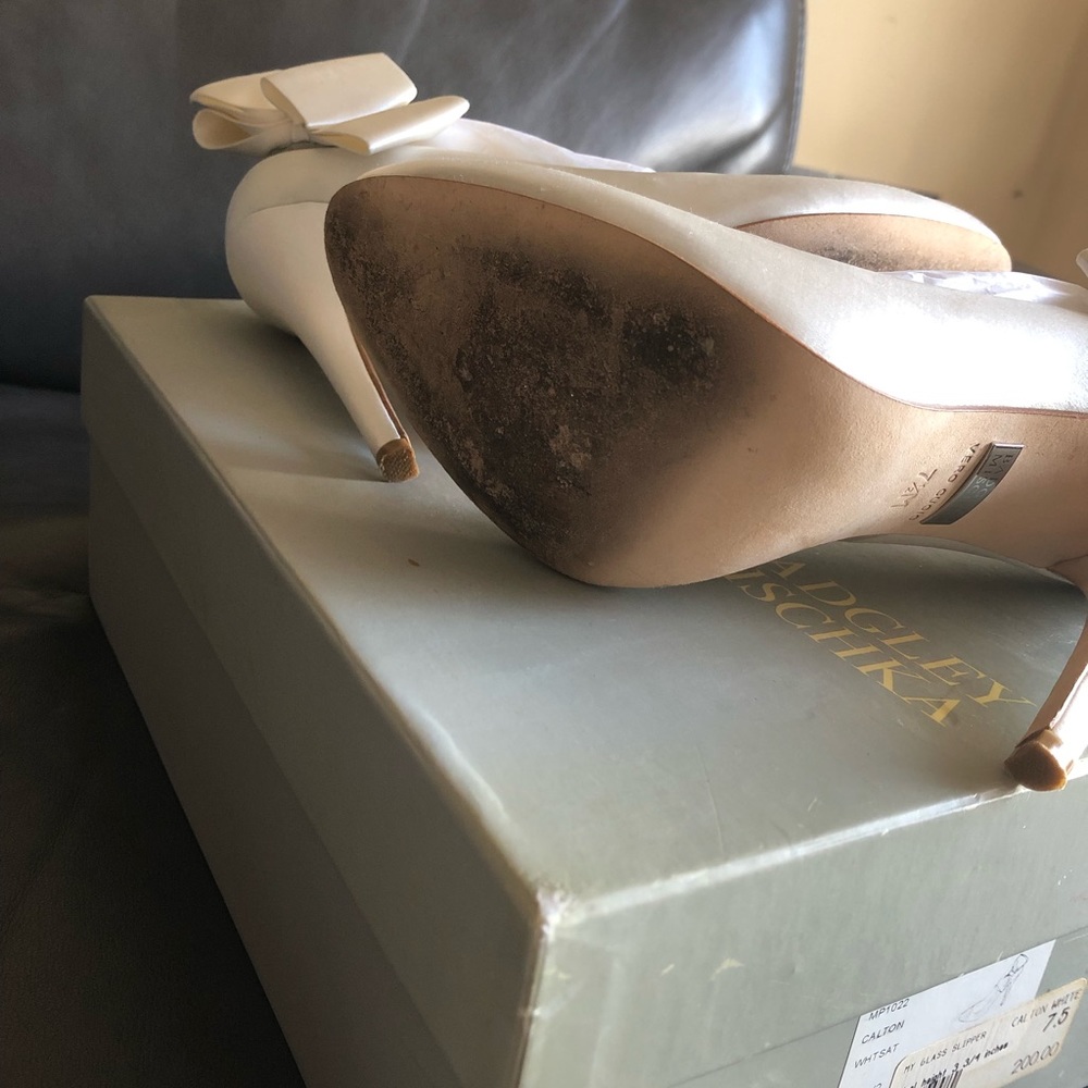 Badgley Mischka White satin heels with 🎀 - Picture 4 of 4